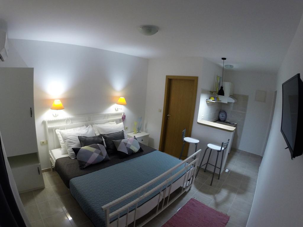 Luna Drvenik (Split-Dalmatia)